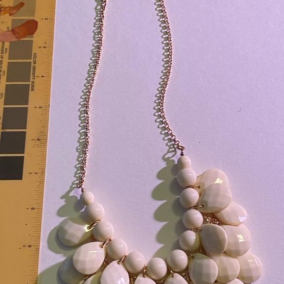 Gorgeous ivory colored necklace - Picture 4 of 7